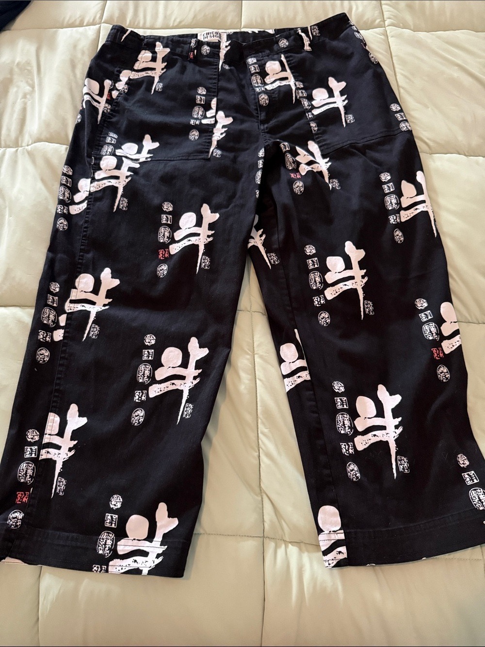 #0320 Chico's Black Cropped Pants with Pale Pink Print